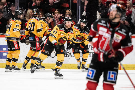 Luleås Leo Komarov jublar