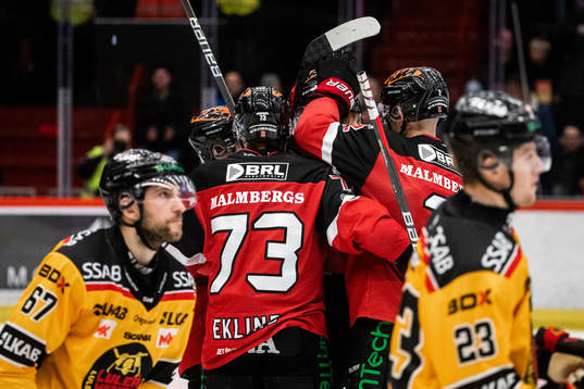 Örebros Elias Ekström jublar med lagkamrater