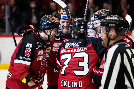 Örebros Oliver Eklind jublar med lagkamrater