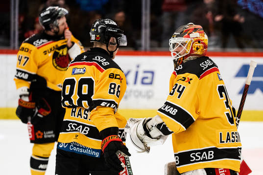 Luleås Joonas Rask och målvakt Joel Lassinantti deppar