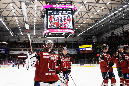 Örebros målvakt Jhonas Enroth jublar
