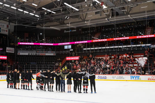 Örebros spelare jublar