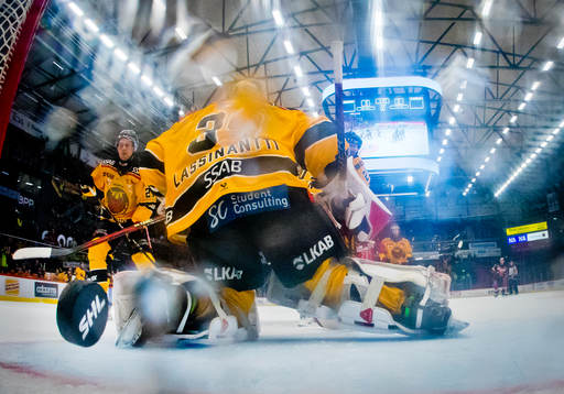 Örebros Oliver Eklind gör 4-2 och jublar ishockeymatchen