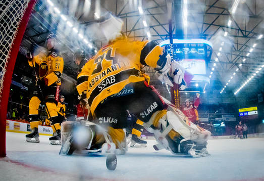 Örebros Oliver Eklind gör 4-2 och jublar ishockeymatchen