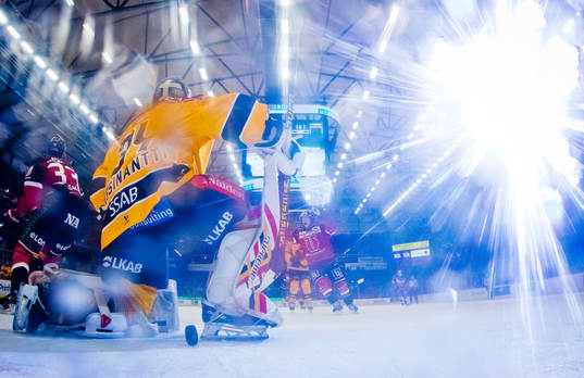 Örebros Oliver Eklind gör 4-2 och jublar ishockeymatchen