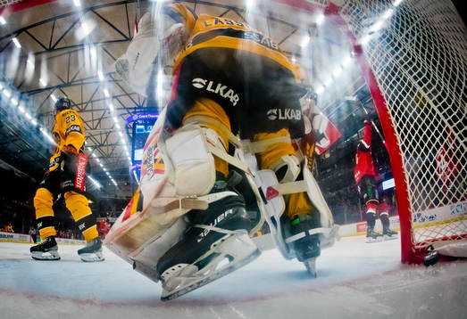 Örebros Mathias Bromé gör 3-2 och jublar ishockeymatchen
