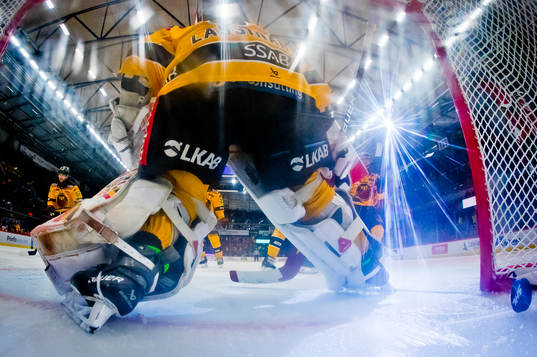 Örebros Mathias Bromé gör 3-2 och jublar ishockeymatchen