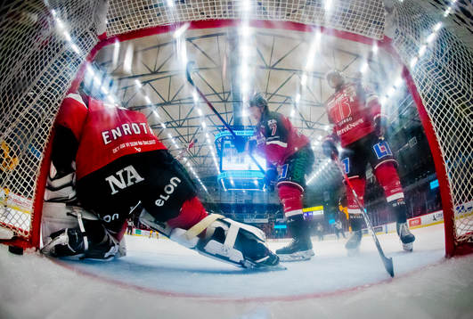 Luleås gör 0-1 på Örebros målvakt Jhonas Enroth