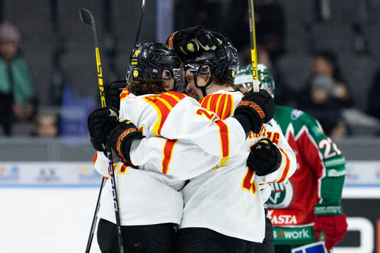 Brynäs Linus Lindblom jublar med lagkamrater