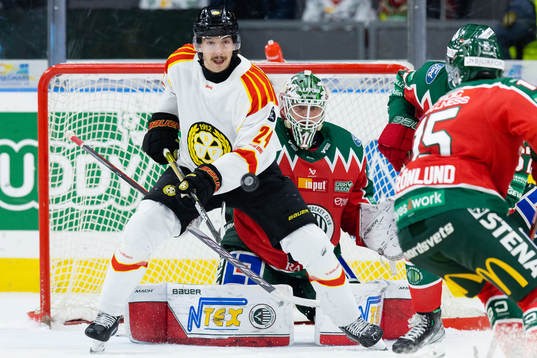 Brynäs Hannes Björninen oroar framför Frölundas