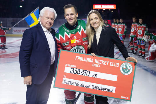 Frölundas ordförande Mats Grauers och Max Friberg delar