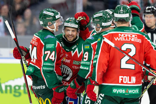 Frölundas Mats Rosseli Olsen jublar med lagkamrater