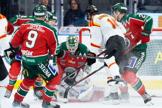 Frölundas målvakt Lars Johansson blockerar pucken