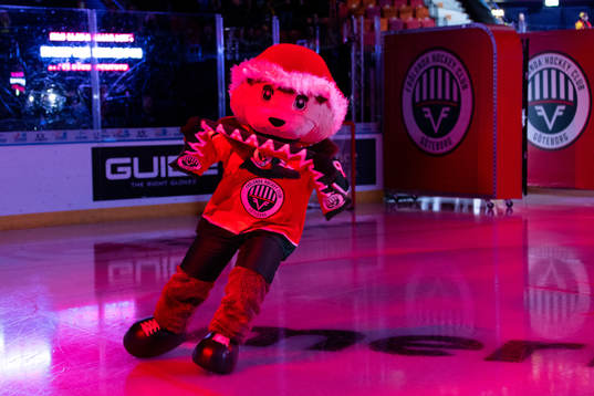 Frölundas maskot Frölle innan ishockeymatchen i SHL