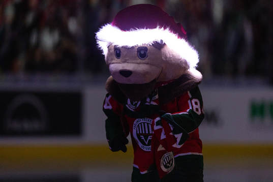 Frölundas maskot Frölle innan ishockeymatchen i SHL
