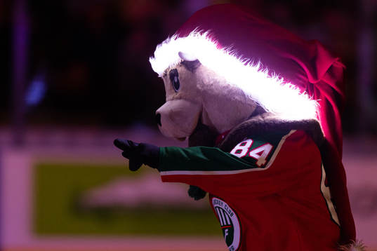 Frölundas maskot Frölle innan ishockeymatchen i SHL