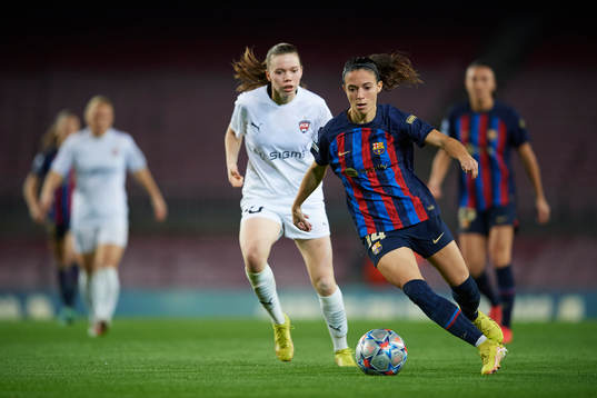 Aitana Bonmati of FC Barcelona and Bea Sprung of FC