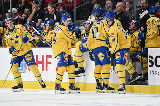 Jonathan Lekkerimäki of Sweden looks dejected