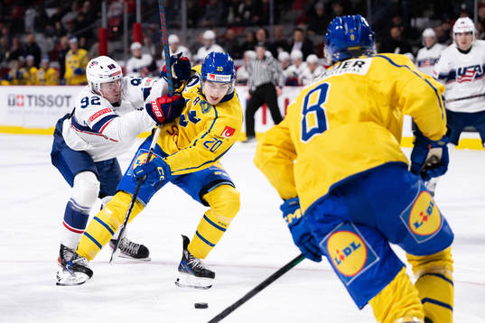 Logan Cooley of USA and Liam Öhgren of Sweden