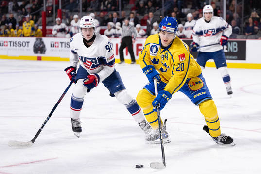 Logan Cooley of USA and Liam Öhgren of Sweden