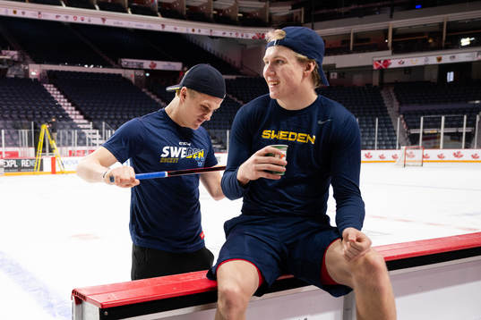 Elias Pettersson and goaltender Marcus Brännman of Sweden
