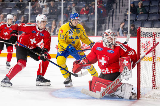 Simon Robertsson of Sweden against Lian Bichsel and