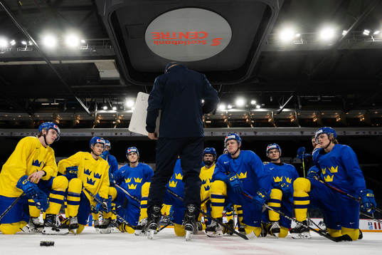 Magnus Hävelid, head coach of Sweden with a brief