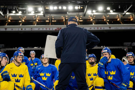 Magnus Hävelid, head coach of Sweden with a brief