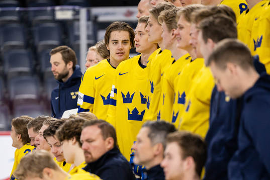 Leo Carlsson of Sweden poses for team photo