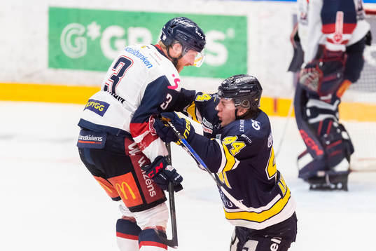 Linköpings Linus Hultström och HV71s Emil Andrae