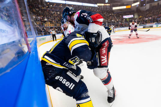 Linköpings Linus Hultström och HV71s Mikkel Bödker