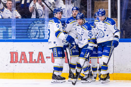 Leksands Justin Glenn Kloos jublar med lagkamrater