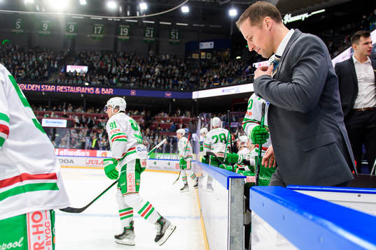 Rögles tränare Cam Abbott deppar