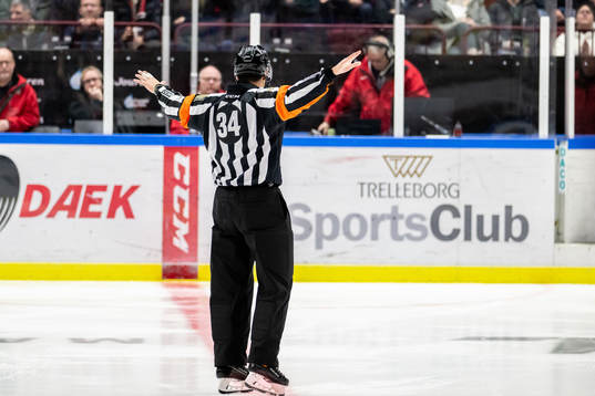 Domare Kristoffer Folkstrand dömmer bort Malmö Redhawks