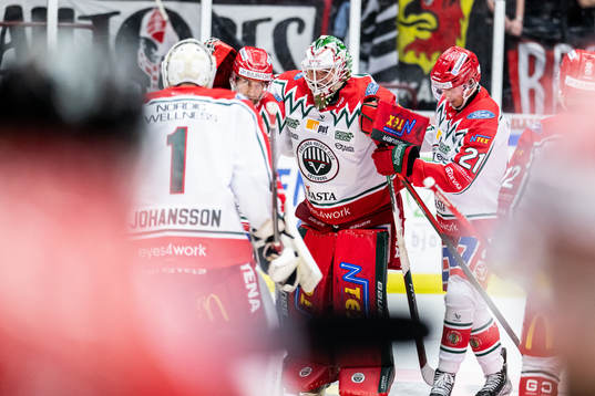 Frölundas målvakt Frederik Dichow får hjälp av isen av