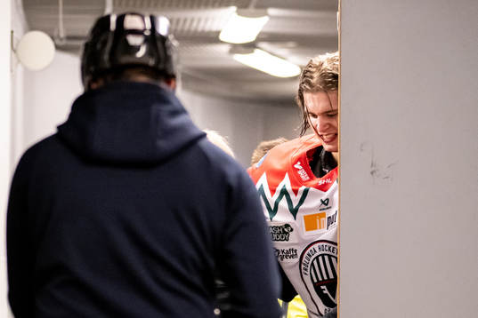 Frölundas målvakt Frederik Dichow lämnar isen