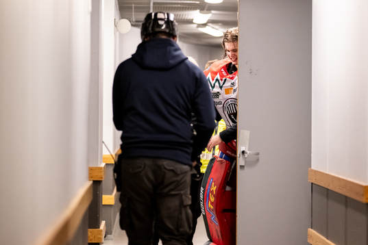 Frölundas målvakt Frederik Dichow lämnar isen