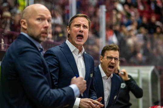 Frölundas tränare Roger Rönnberg jublar