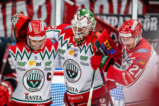 Frölundas målvakt Frederik Dichow får hjälp av isen av