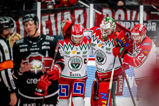 Frölundas målvakt Frederik Dichow får hjälp av isen av