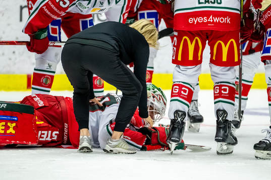Frölundas målvakt Frederik Dichow  har ont