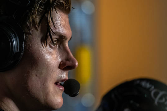 Malmö Redhawks Fredrik Händemark blir intervjuad
