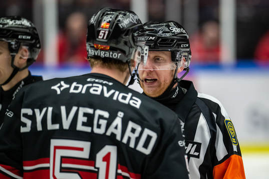 Malmö Redhawks Emil Sylvegård i samspråk med Domare