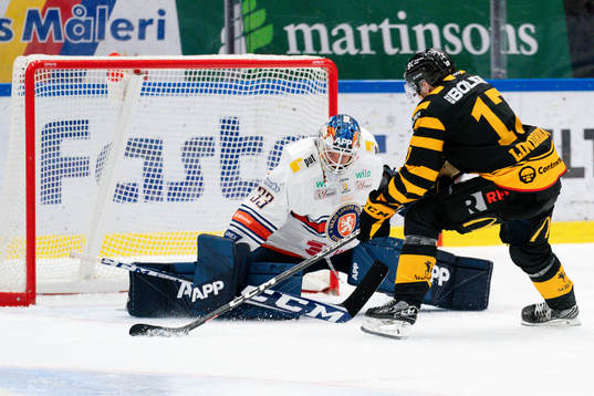 Skellefteås Pär Lindholm och Växjös målvakt Emil Larmi