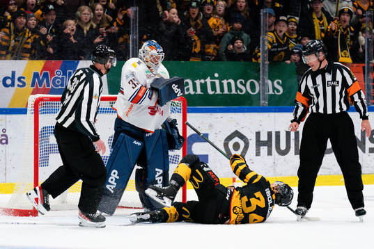 Växjös målvakt Emil Larmi och Skellefteås Tom Kühnhackl