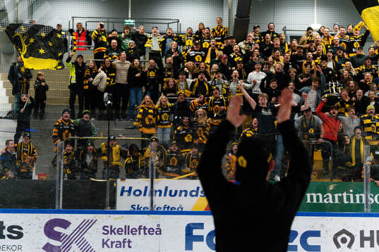Skellefteås Oscar Möller jublar med fansen
