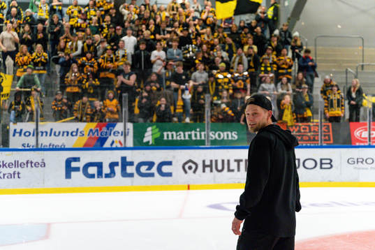 Skellefteås Oscar Möller jublar med fansen