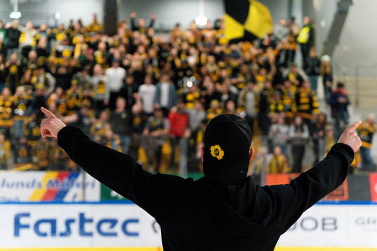 Skellefteås Oscar Möller jublar med fansen