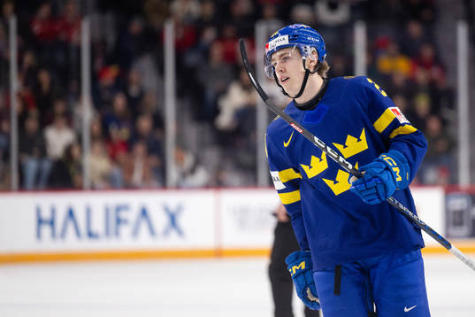 Jonathan Lekkerimäki of Sweden celebrates the 6-0 goal