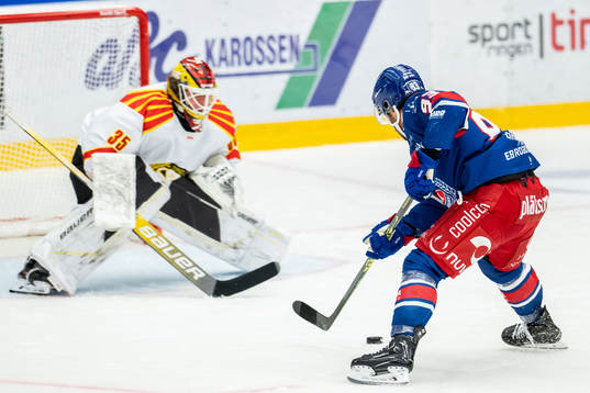 Oskarshamns Cameron Brace mot Brynäs målvakt Tomi Karhunen